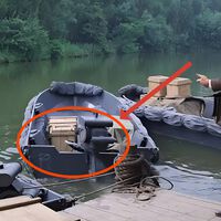 Si pausas Indiana Jones y la Última Cruzada en el minuto 1:03:01, verás que alguien del equipo de rodaje le echa un cable a él y a su padre 