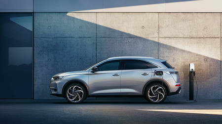 El DS 7 Crossback E-Tense híbrido enchufable estrena versión de 225 CV con hasta 72 km de autonomía