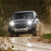 Jaguar Land Rover quiere acabar con los mareos en el coche con este software que 'enseña' al vehículo a conducir