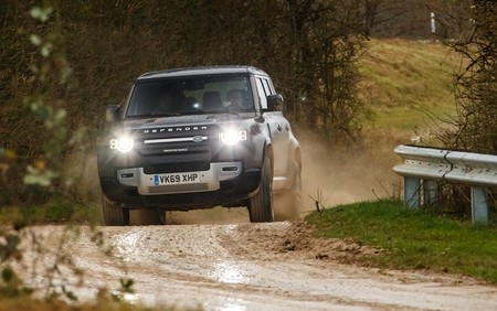 Jaguar Land Rover quiere acabar con los mareos en el coche con este software que 'enseña' al vehículo a conducir