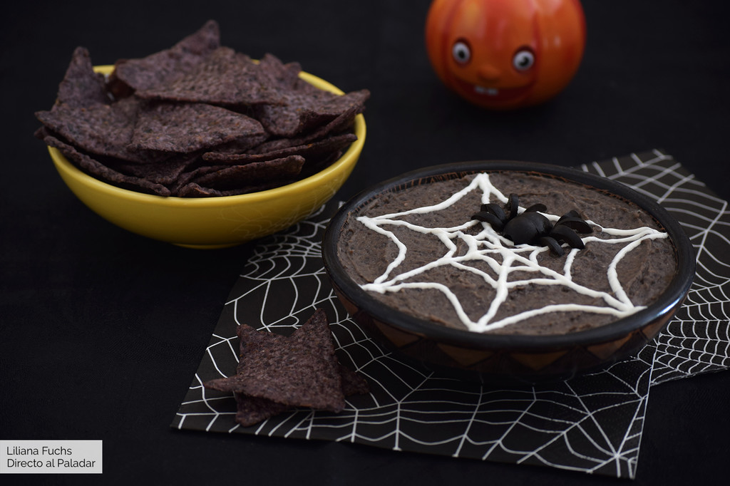 Hummus tenebroso de tela de araña: receta para un picoteo saludable de Halloween 