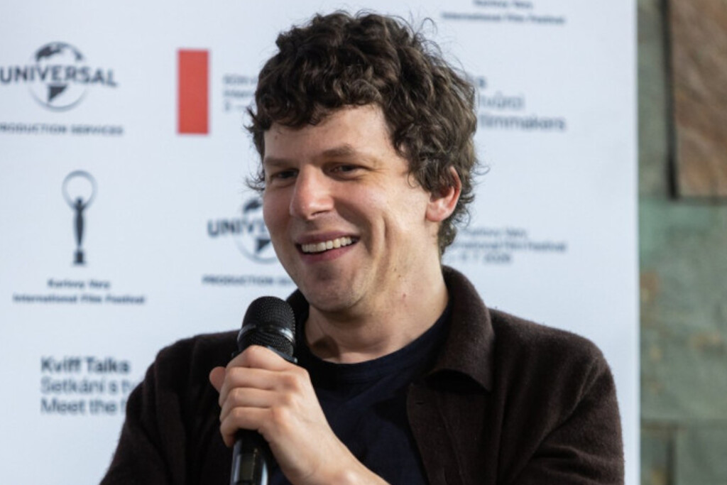 Jesse Eisenberg obtendrá la ciudadanía polaca para trabajar más en Europa: en EE.UU., "las películas que me gustan son cada vez más difíciles de hacer"
