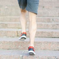 Caminhar ou subir escadas a partir dos 60 anos: a ciência deixa claro qual exercício exige mais das suas pernas 
