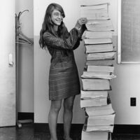 Adiós a Margaret Hamilton, la mujer que llevó a la NASA a la Luna con "una montaña de folios"