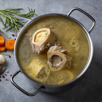 Algunas famosas como Gwyneth Paltrow están obsesionadas con el caldo de huesos para mejorar el colágeno de la piel. Qué dice la ciencia de esta receta milenaria