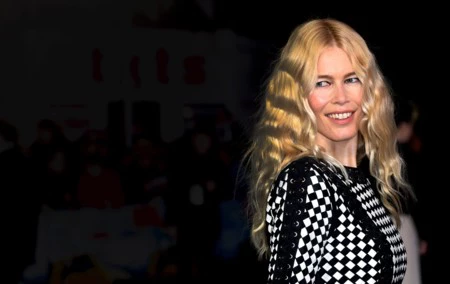 Claudia Schiffer reaparece estupenda y con un minidress bicolor
