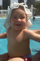 La foto de tu bebé: Carla de vacaciones en la piscina