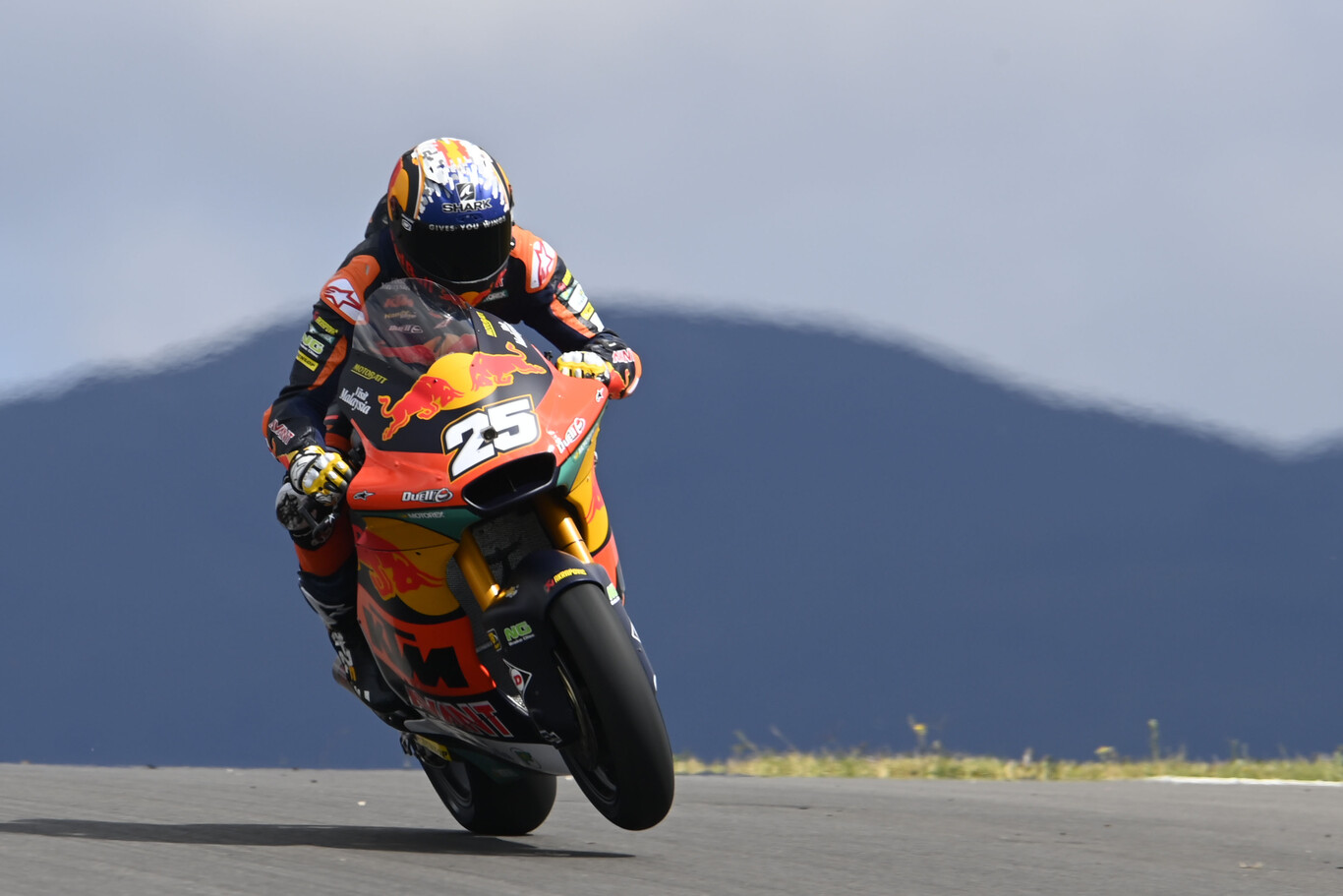 ¡Titánico! Raúl Fernández se estrena en Moto2 tras solo tres carreras aprovechando una caída de Sam Lowes