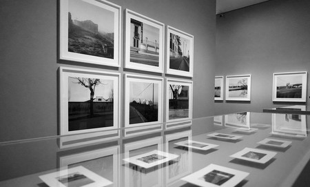 ‘En el tiempo’, una reflexión sobre el paisaje urbano de la periferia a través de las poéticas fotografías de Carlos Cánovas