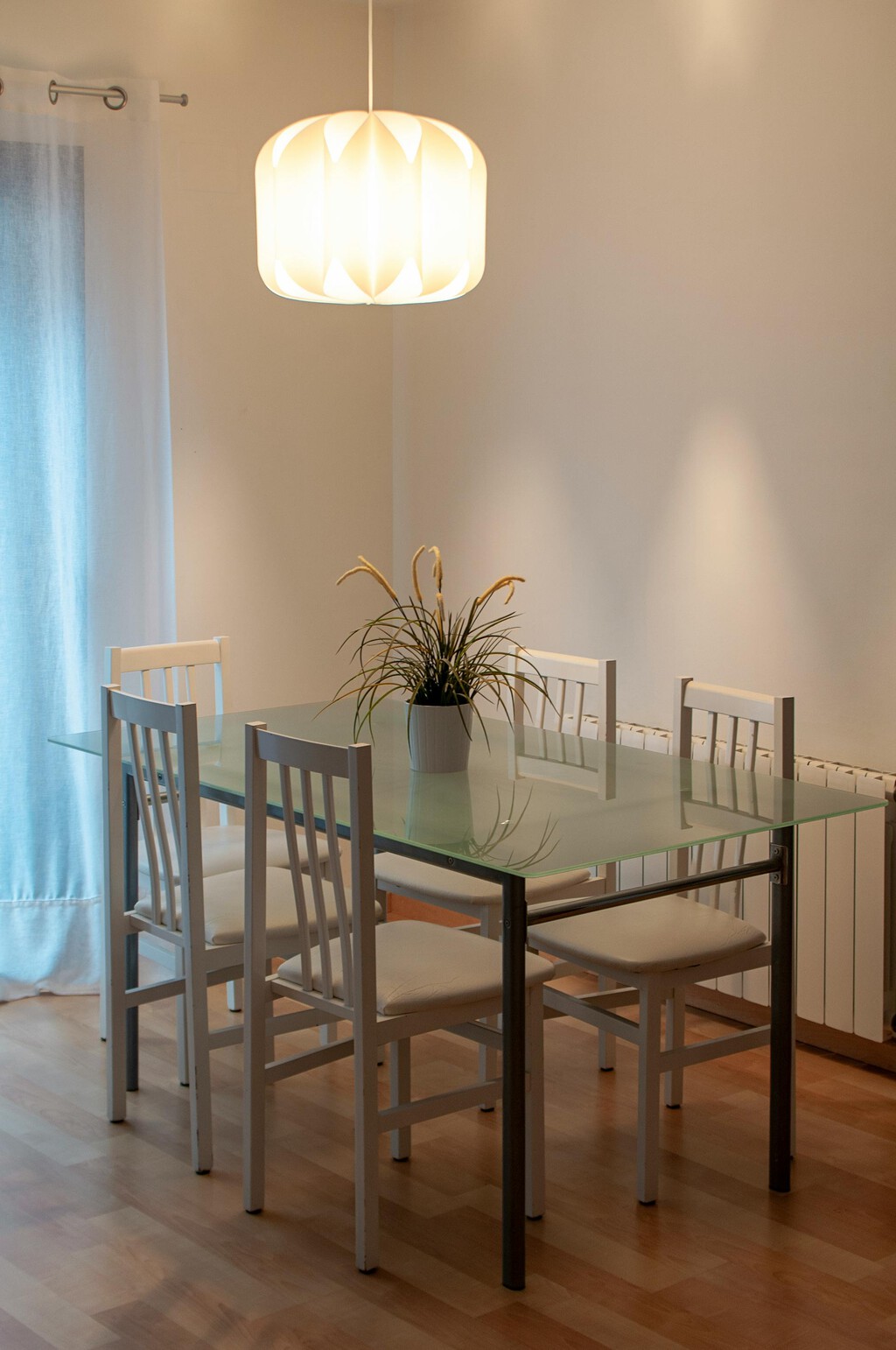 La típica mesa enorme de comedor tiene una alternativa mucho más útil en casa