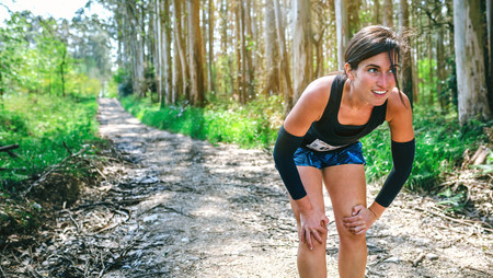 Para recuperarte mejor durante tu entrenamiento HIIT, coloca las manos sobre tus rodillas: la ciencia lo avala