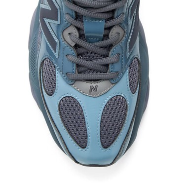 New Balance hace de sus nuevas zapatillas azul petróleo el par más moderno para los estilismos más urbanos de tu armario 