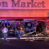 Dos coches terminan dándose un revolcón en un restaurante después de que un conductor de 62 años perdiera el control 