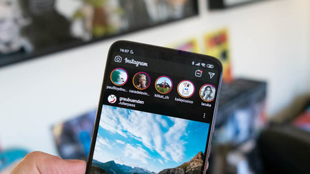 El modo oscuro de Instagram ya puede activarse desde los ajustes de la aplicación, así se hace