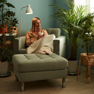 Así es el taburete 3 en 1 de Ikea para salones y dormitorios pequeños: sirve como asiento, reposa pies o cajón de almacenamiento 