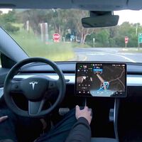 El cambio de carril autónomo de Tesla, bajo la lupa en Alemania: las autoridades cuestionan su legalidad