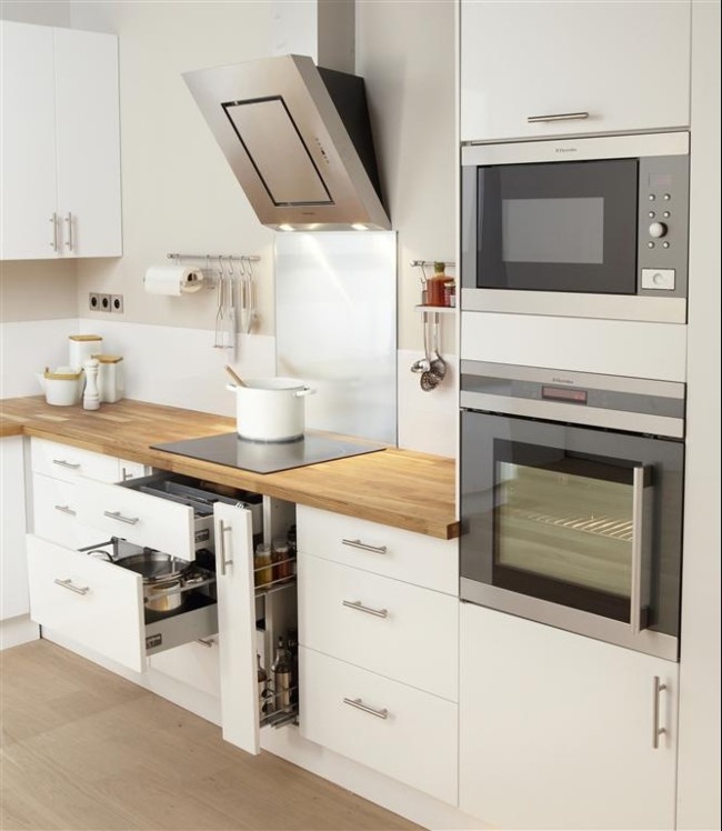Una cocina luminosa y actual: los muebles blancos son tendencia
