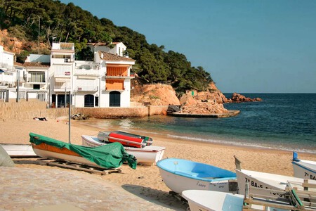 Pueblo Villa Medieval Marinera Pesquera Cataluna Cala Turquesa Playa Buena Comida Mediterraneo Barato Sin Turistas