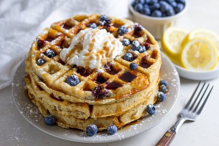 Waffles de limón y queso ricotta con jarabe de moras azules. Receta de desayuno