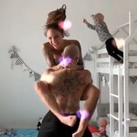 El bebé quiso imitar a los padres, y saltó de la litera; una gracia que podría haber acabado muy mal