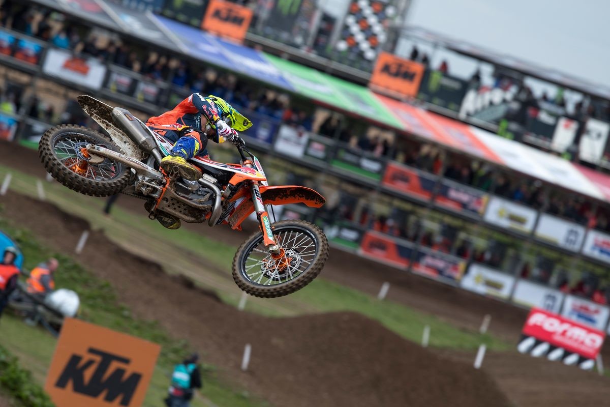 Cairoli y Olsen aprovechan las lesiones de Herlings y Prado en el MXGP de Gran Bretaña