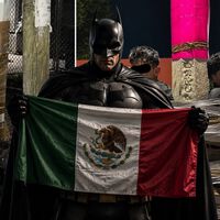 Alguien estaba deteniendo ladrones y atándolos a farolas haciéndose llamar el 'Batman de México'. Ahora le busca la Policía