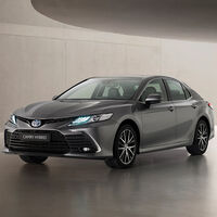 El nuevo Toyota Camry llega a España: la berlina híbrida, que mantiene sus 218 CV y la etiqueta ECO, ya tiene precio