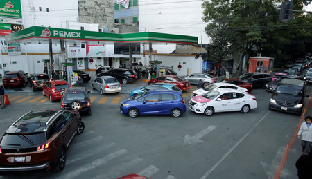 El gobierno de CDMX se plantea que cargues gasolina según el engomado de tu coche