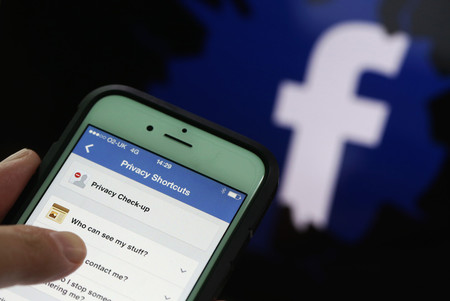 La app de Facebook para iOS podría haber usado la cámara en segundo plano sin que el usuario lo supiera