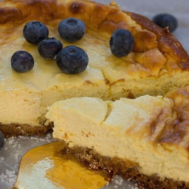 Cómo hacer un pay de arándanos sin horno y con solo 5 ingredientes: no lleva queso crema ni azúcar