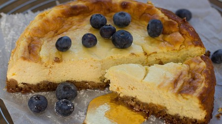 Cómo hacer un pay de arándanos sin horno y con solo 5 ingredientes: no lleva queso crema ni azúcar