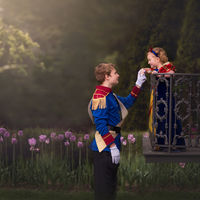 El amor de un hermano al vestirse de príncipe para una sesión de fotos con su hermana pequeña 