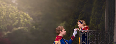 El amor de un hermano al vestirse de príncipe para una sesión de fotos con su hermana pequeña 