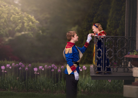 El amor de un hermano al vestirse de príncipe para una sesión de fotos con su hermana pequeña