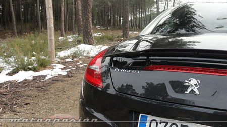 Peugeot RCZ 2013 2.0 HDi en carretera de montaña