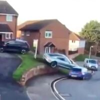 El par instantáneo lo carga el diablo: un conductor estrella su Porsche Taycan al confundir los pedales mientras aparca