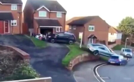 El par instantáneo lo carga el diablo: un conductor estrella su Porsche Taycan al confundir los pedales mientras aparca
