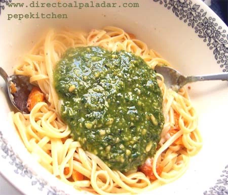 Pasta con albahaca, tomates secos y piñones. Receta