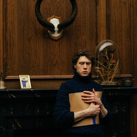 Una familia rica sobrevive cantando al apocalipsis nuclear en un búnker: acaba de estrenarse en streaming el musical más bizarro del año 