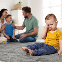 ¿Y si es el pequeño el que tiene celos de su hermano mayor? Así podemos ayudarle 