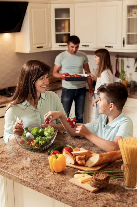 adolescente-comer-familia
