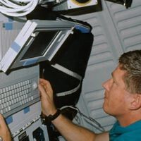 Em 1991, a NASA enviou o primeiro e-mail do espaço; mas não usou um supercomputador, e sim um Mac que qualquer pessoa poderia comprar