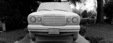 Esta lápida con un Mercedes de granito a tamaño real sella un compromiso entre hermanos