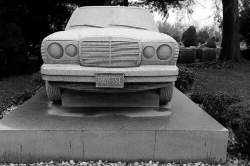 Esta lápida con un Mercedes de granito a tamaño real sella un compromiso entre hermanos