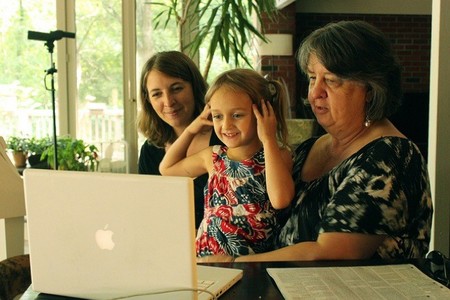 Los peques contagian a sus abuelos el uso de las tecnologías para estar siempre conectados