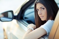 Chicas que pagabais hasta el 39 % menos por el seguro del coche: con la paridad habéis topado