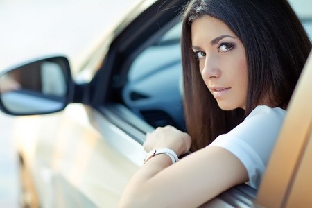 Chicas que pagabais hasta el 39 % menos por el seguro del coche: con la paridad habéis topado