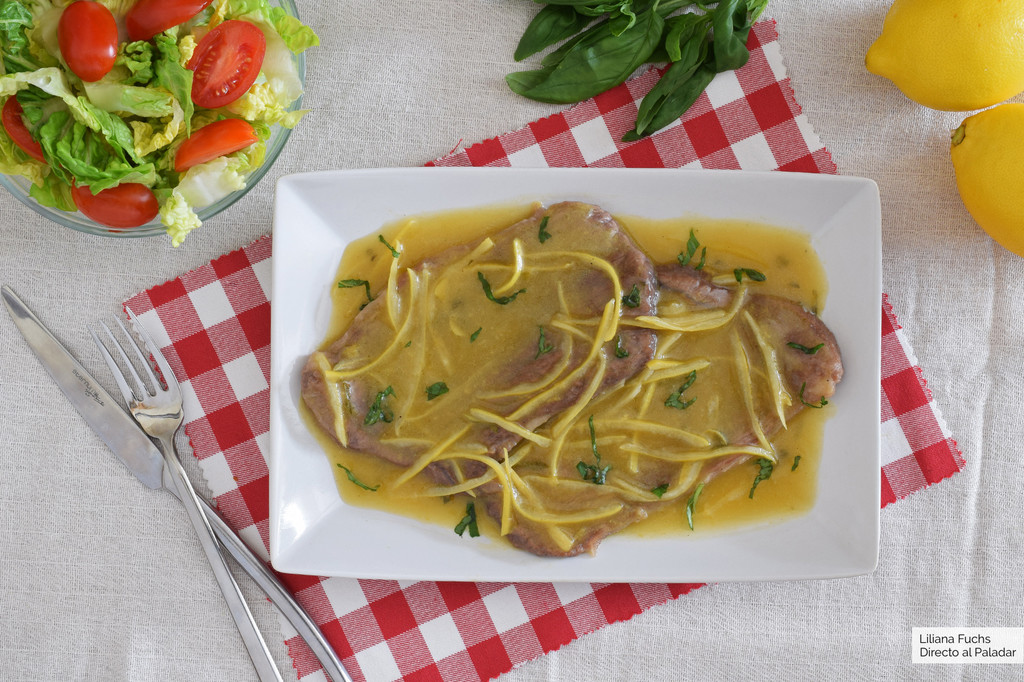 Piccata al limone con basilico o filetes de ternera al limón con albahaca: receta italiana de puro sabor mediterráneo 