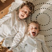 No es mal comportamiento, solo es un niño siendo niño y descubriendo el mundo