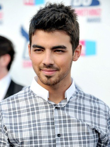 Joe Jonas arrasa en los premios Do Something (con su ex delante)
